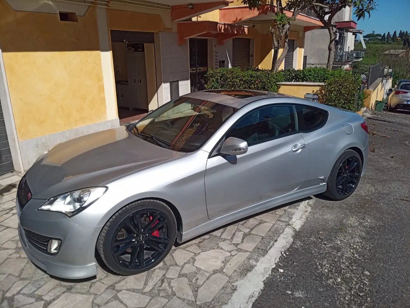 Hyundai Genesis Coupe 2000 turbo GPL Silber - 1