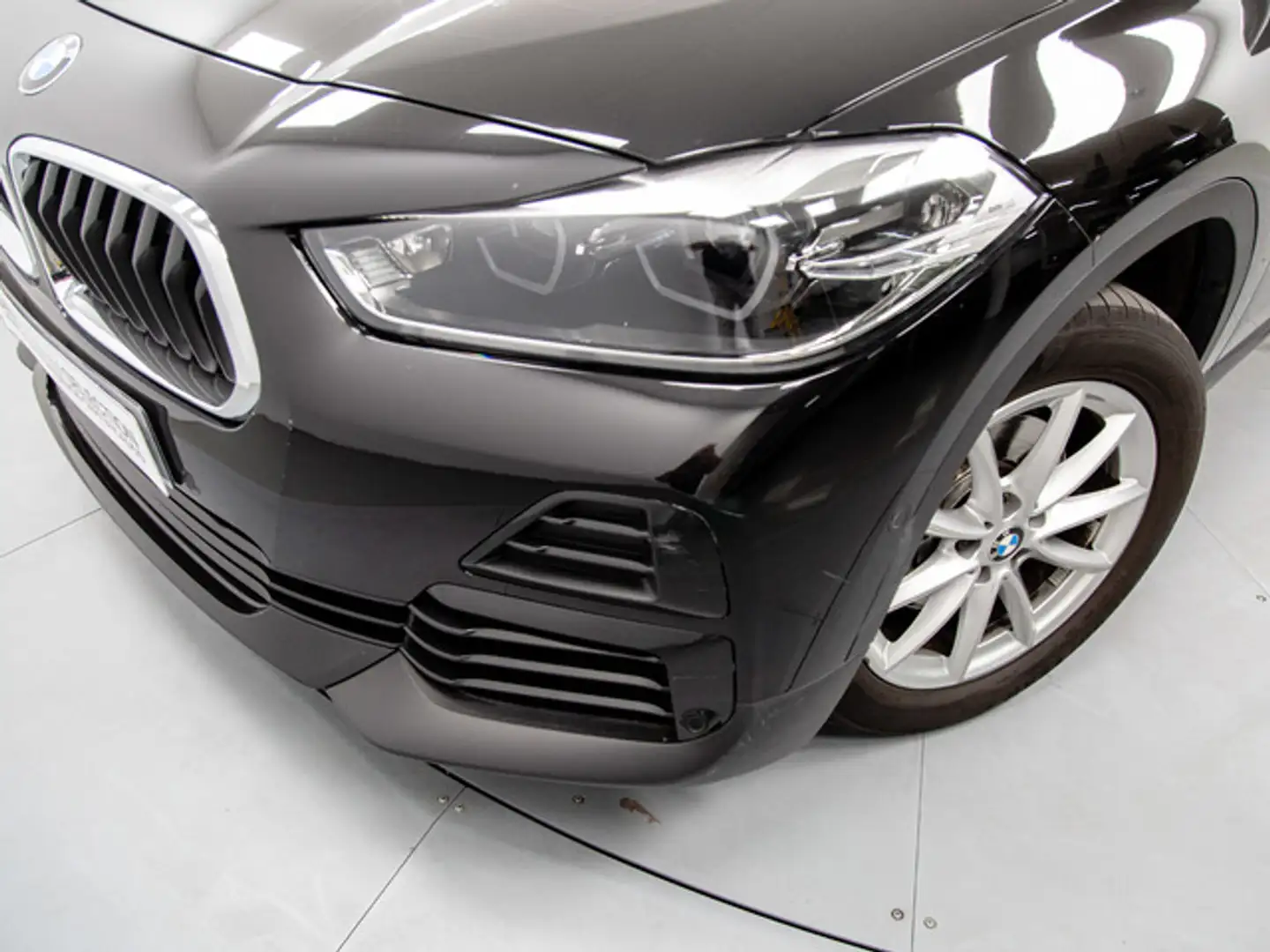 BMW X2 sDrive 18dA Business Schwarz - 2