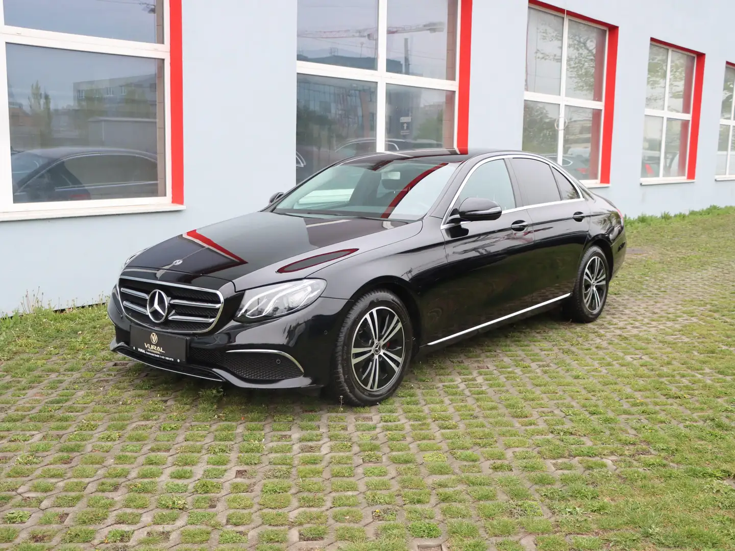 Mercedes-Benz E 220 d | ACC | Kamera | LED | LEDER | Schwarz - 2