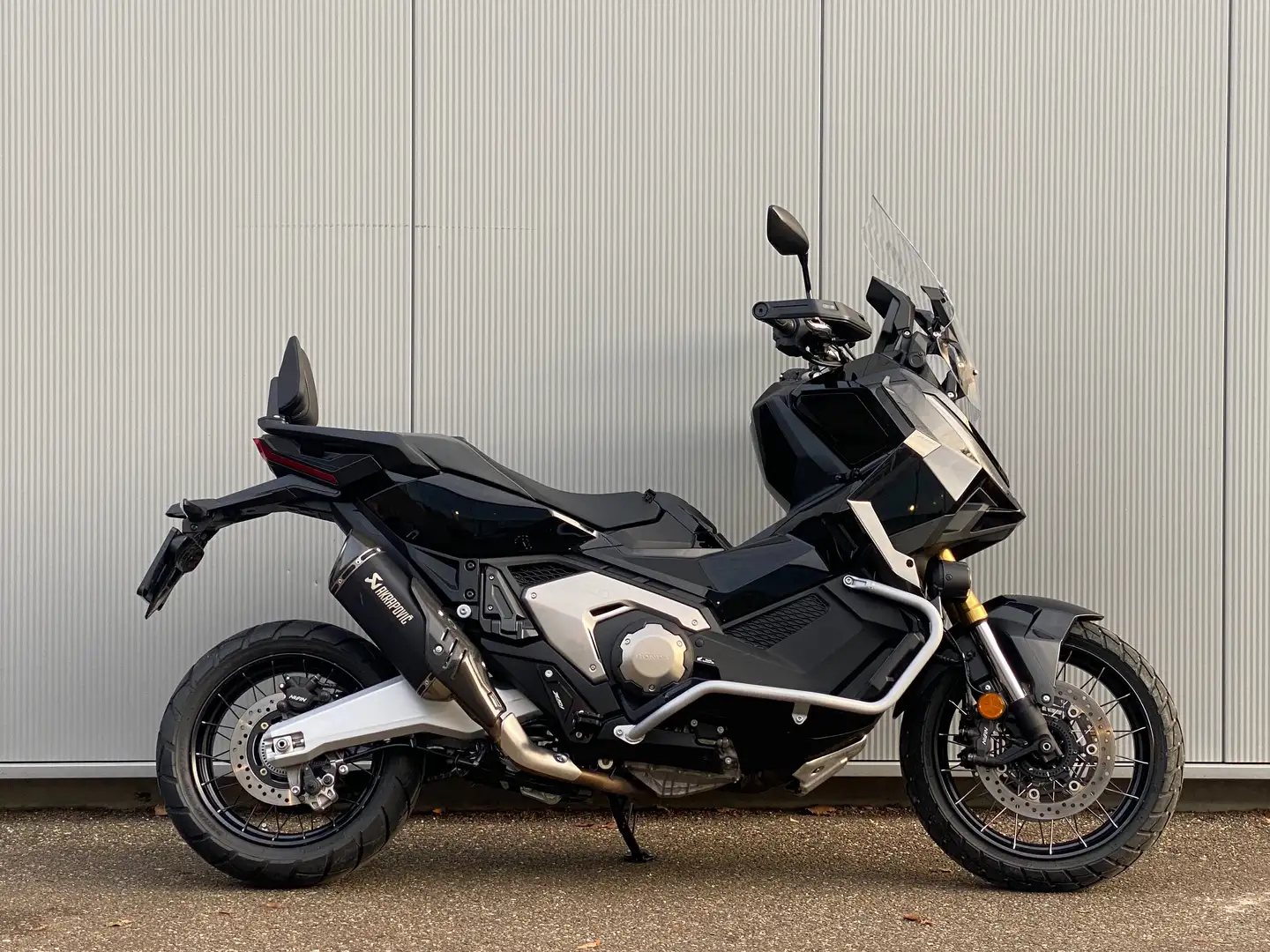 Honda X-ADV 750 Black Edition met Akrapovic / 2025 / 2400km Zwart - 1