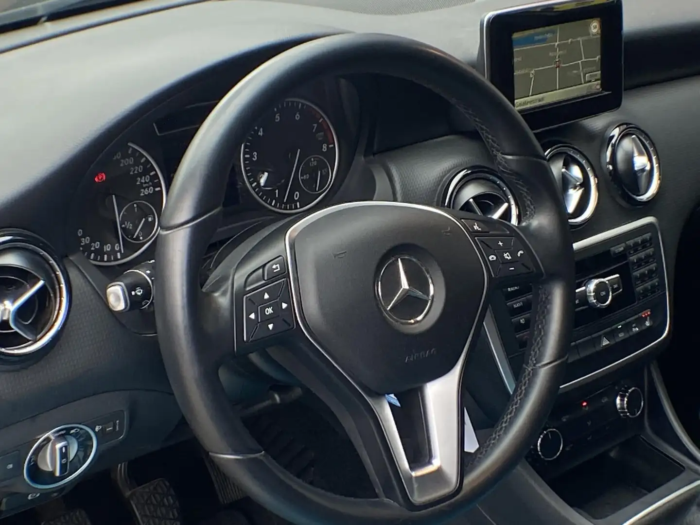 Mercedes-Benz A 180 BlueEFFICIENCY Ambition - Navigatie I Airco I PDC Grau - 2
