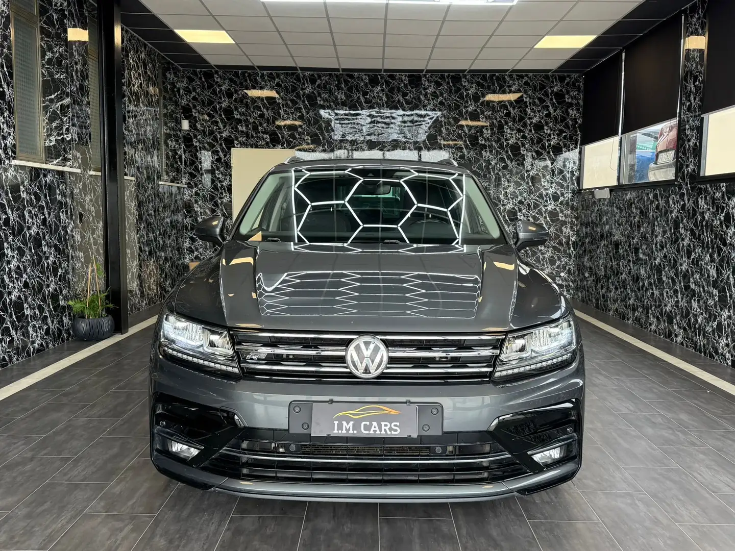 Volkswagen Tiguan 1.6 tdi R-Line 115cv Gris - 2