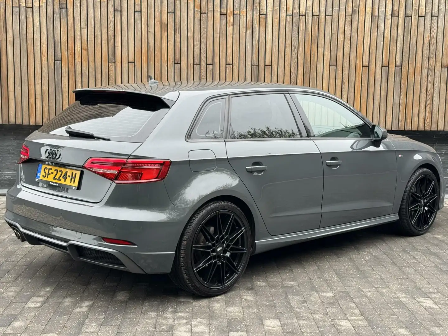Audi A3 Sportback 1.5 TFSI CoD Sport S Line Edition Automa Grau - 2