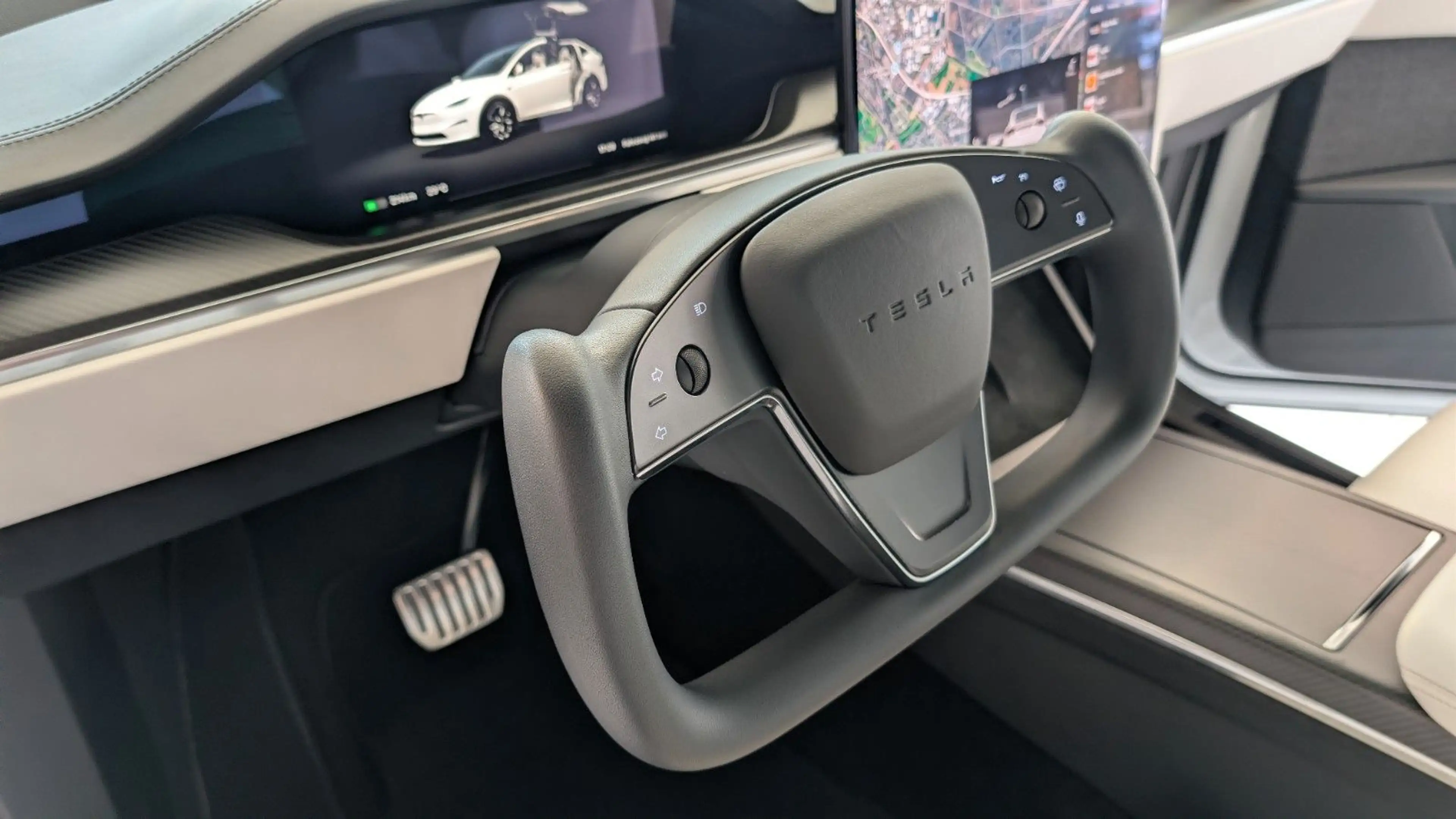 Tesla Model X Plaid *AHK*YOKE*Weißes Leder* — photo 10