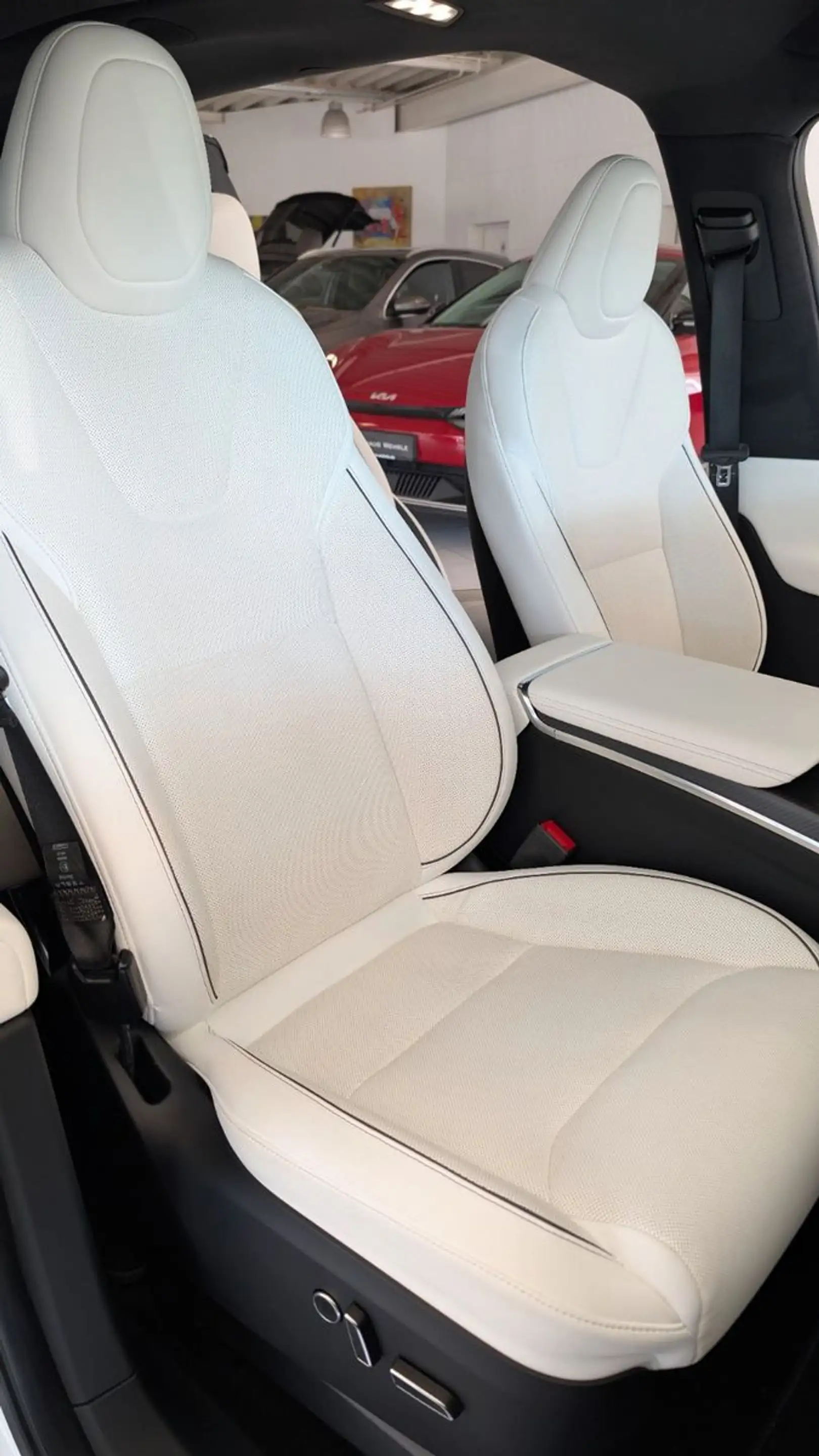 Tesla Model X Plaid *AHK*YOKE*Weißes Leder* — photo 8