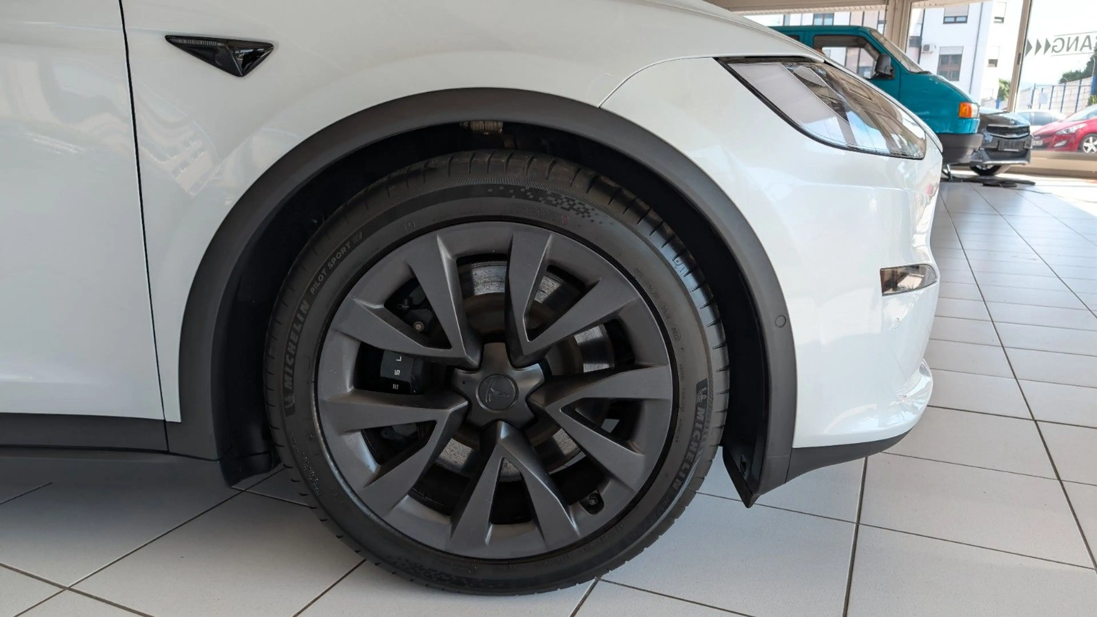 Tesla Model X Plaid *AHK*YOKE*Weißes Leder* — photo 3