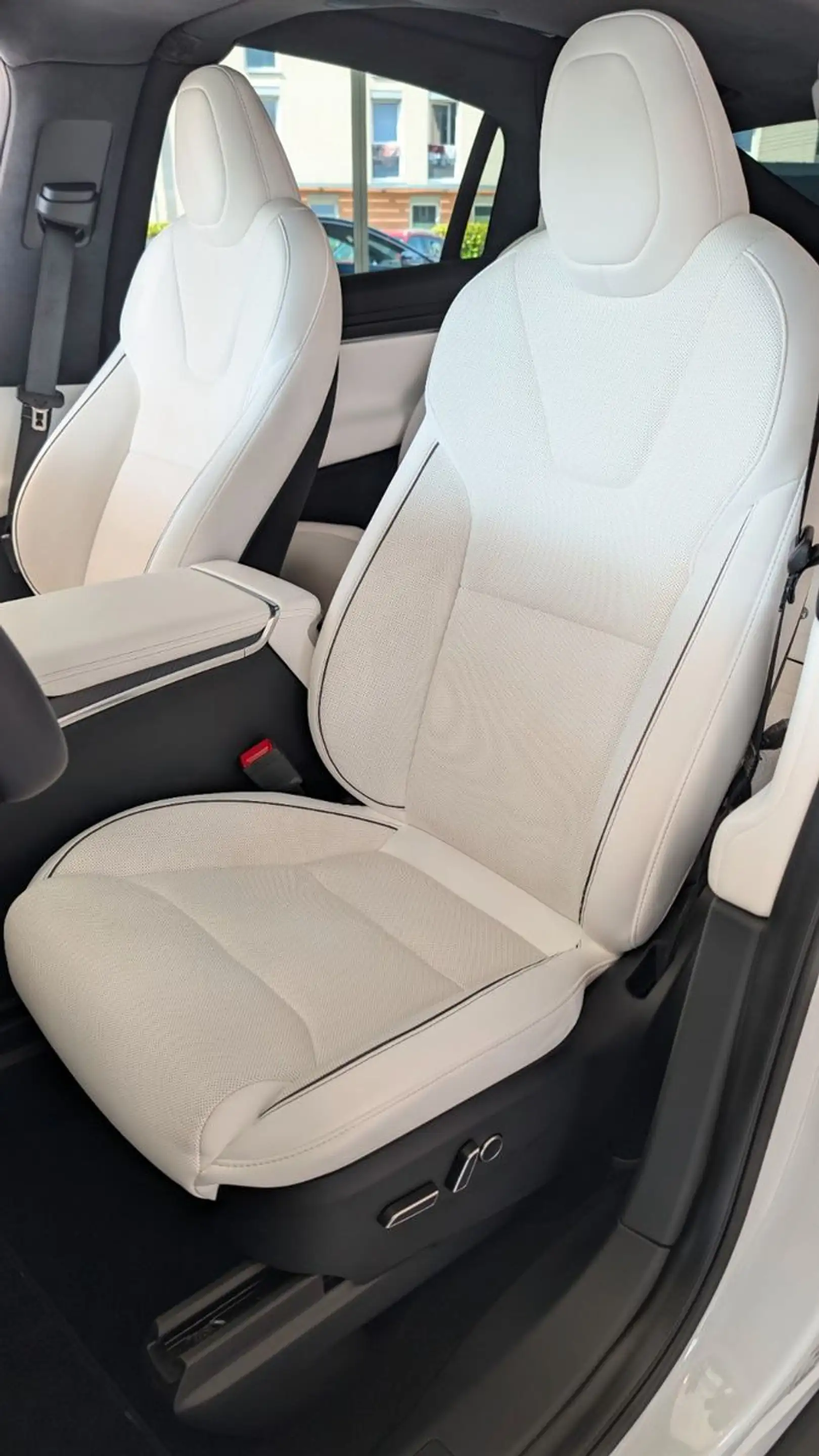 Tesla Model X Plaid *AHK*YOKE*Weißes Leder* — photo 9