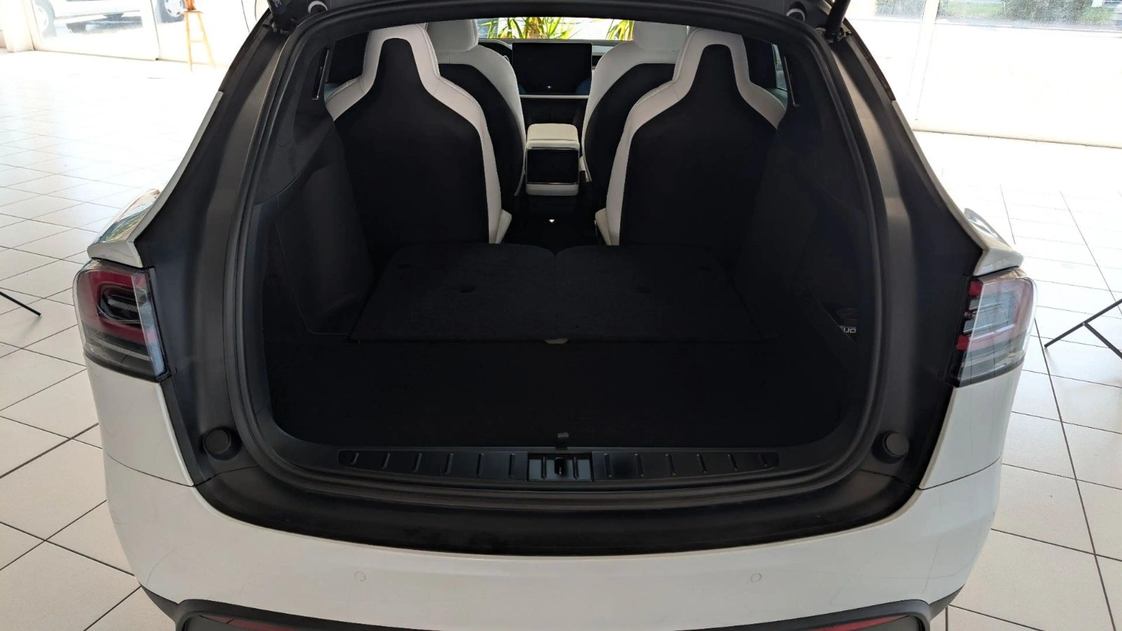 Tesla Model X Plaid *AHK*YOKE*Weißes Leder* — photo 13