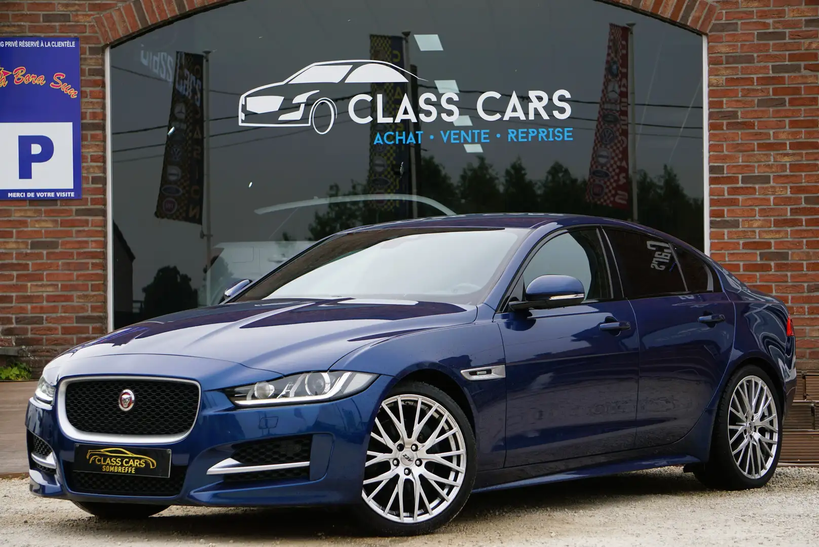 Jaguar XE 2.0 D R-SPORT AUTO BI-XENON CAM KEYLESS CARNET 6B Blauw - 1