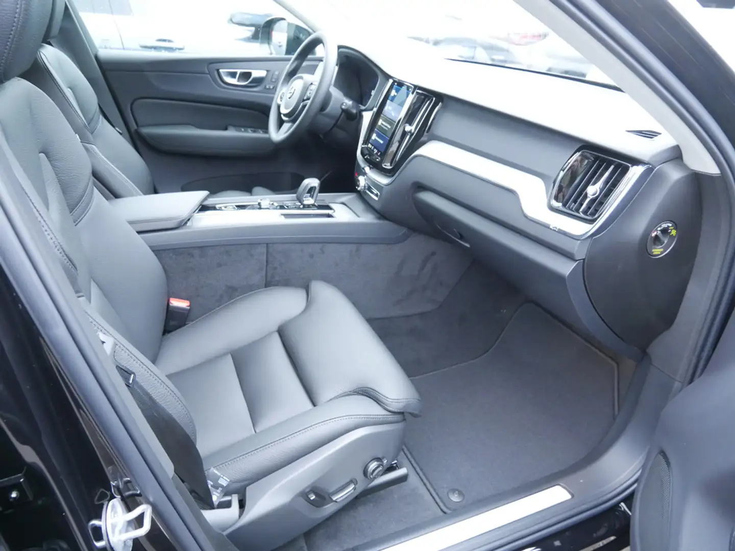 Volvo XC60 B4 Plus Dark SHZ KAMERA H/K NAVI ACC LED Schwarz - 2