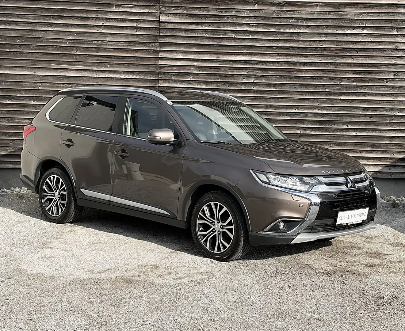 Mitsubishi Outlander 2,2 DI-D Diamond Aut. *7SITZER*AHK*360*SCHIEBED... Braun - 2
