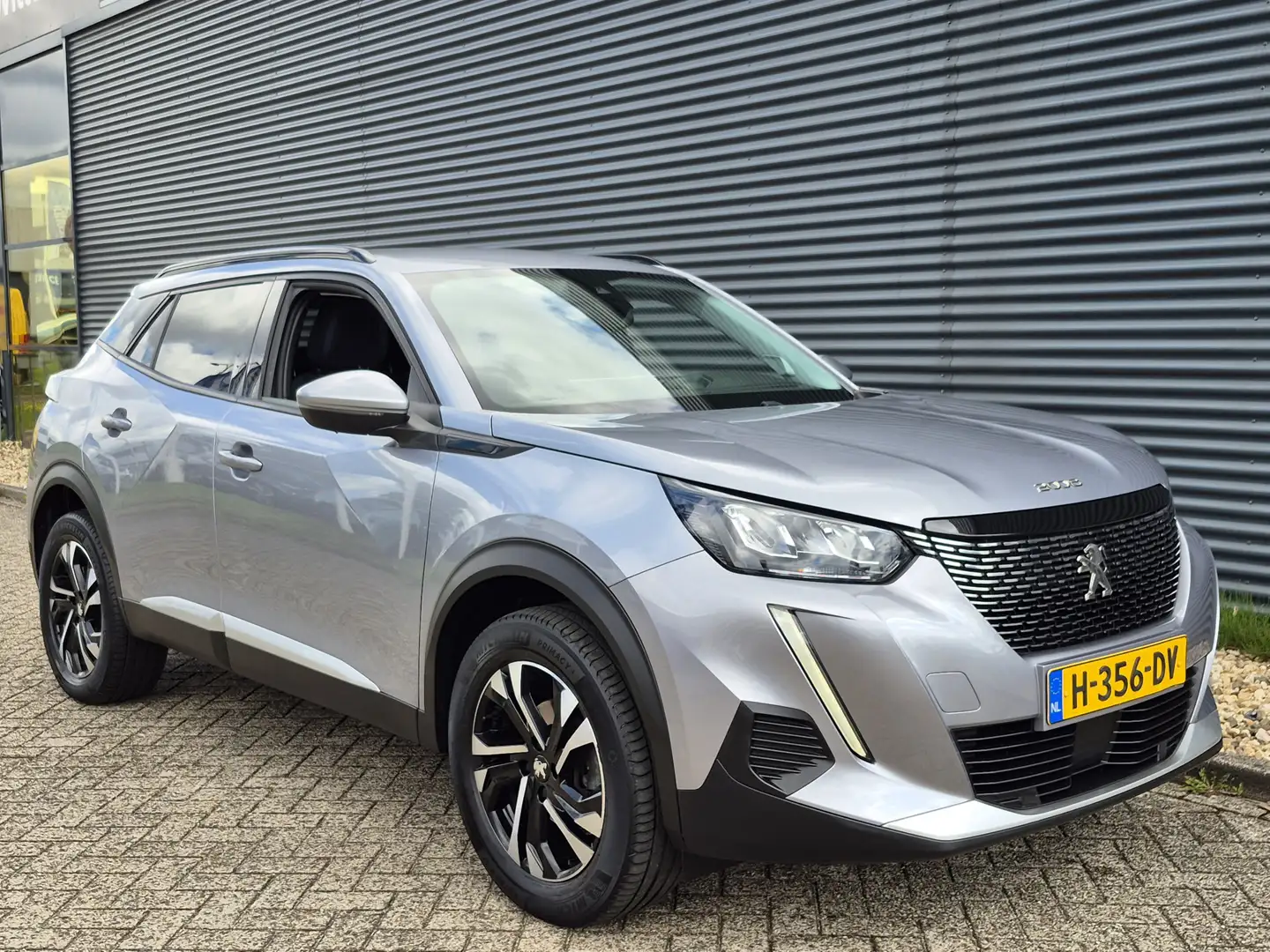 Peugeot 2008 1.2 PureTech Allure 130 PK | Navigatie | Camera | Grijs - 2