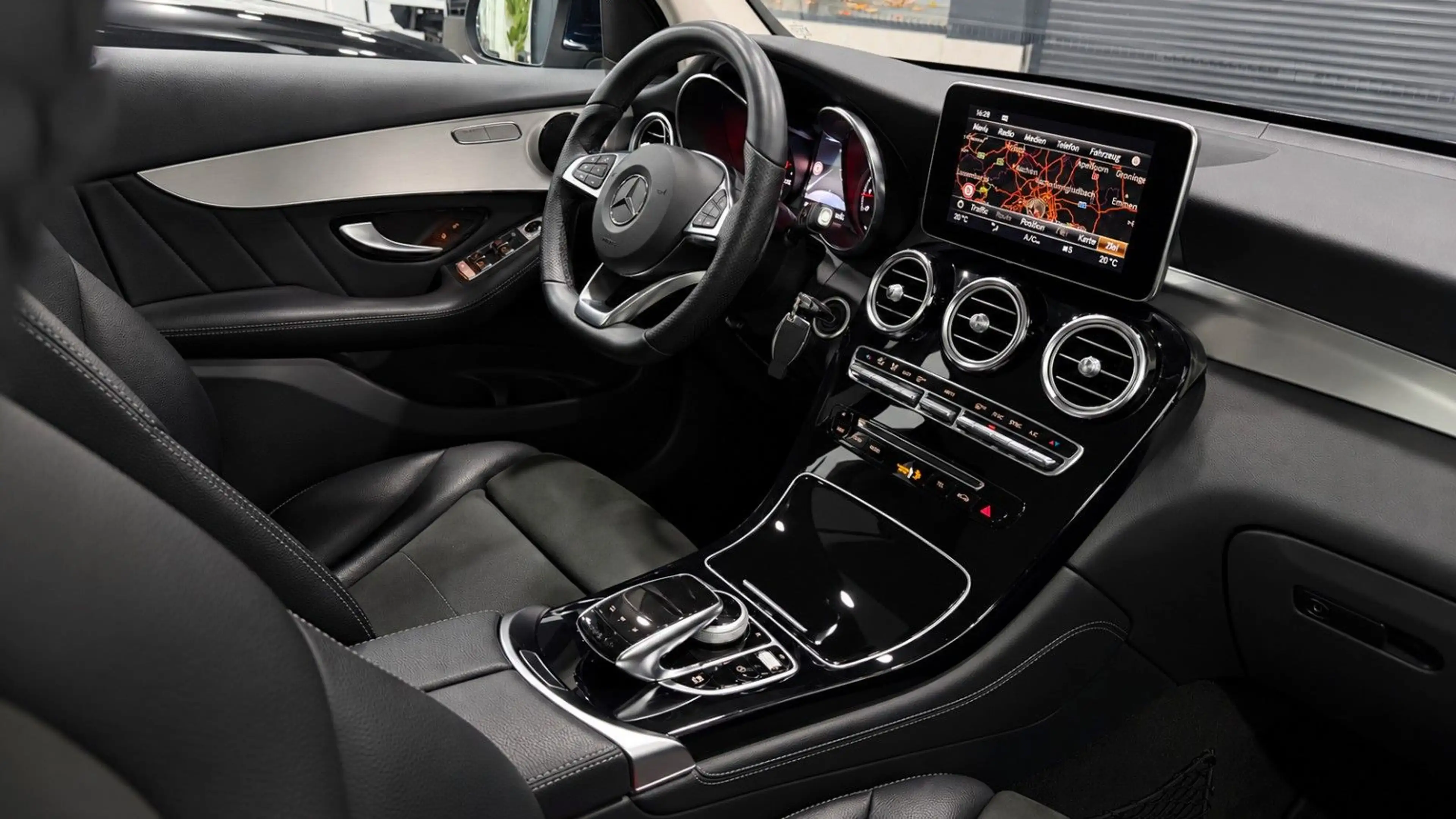 Mercedes-Benz GLC 250 4Matic AMG/Distronic+/20"/Presafe+/RFK — photo 4