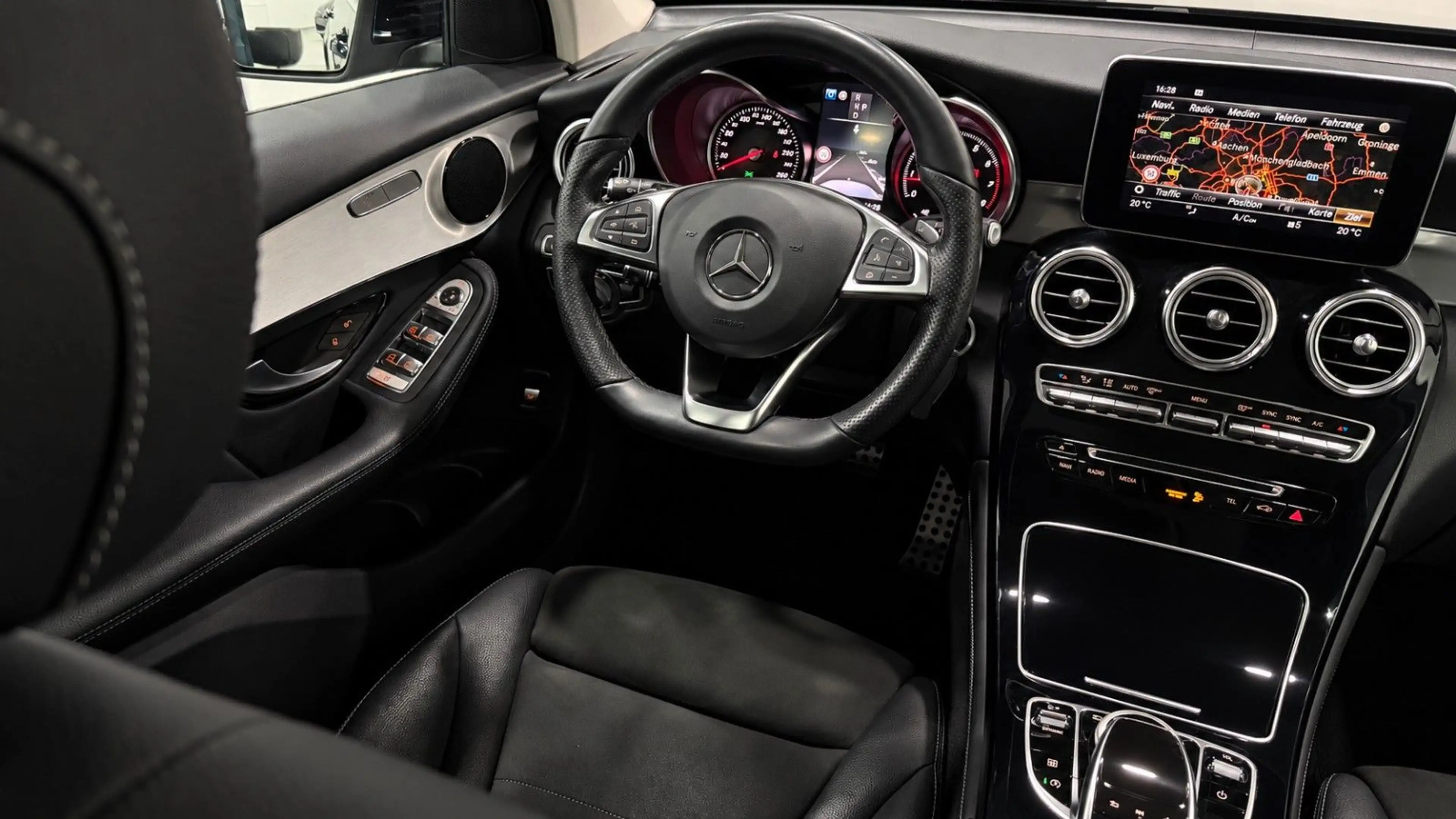 Mercedes-Benz GLC 250 4Matic AMG/Distronic+/20"/Presafe+/RFK — photo 6