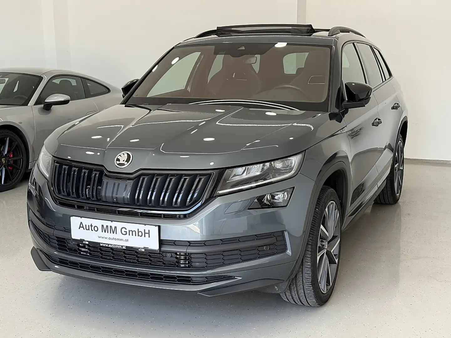 Skoda Kodiaq 2,0 TDI SCR 4x4 Sportline DSG Panoramadach Grau - 2