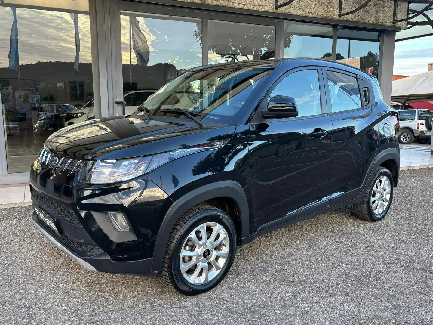Mahindra KUV100 1.2 BENZ.GPL - UNICO PROPRIETARIO - FRIZIONE NUOVA Nero - 2