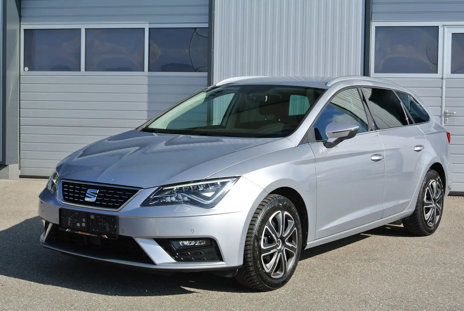 SEAT Leon ST 1.6 TDI Xcellence * LED * LEDER * AHK * SHZ Silber - 1