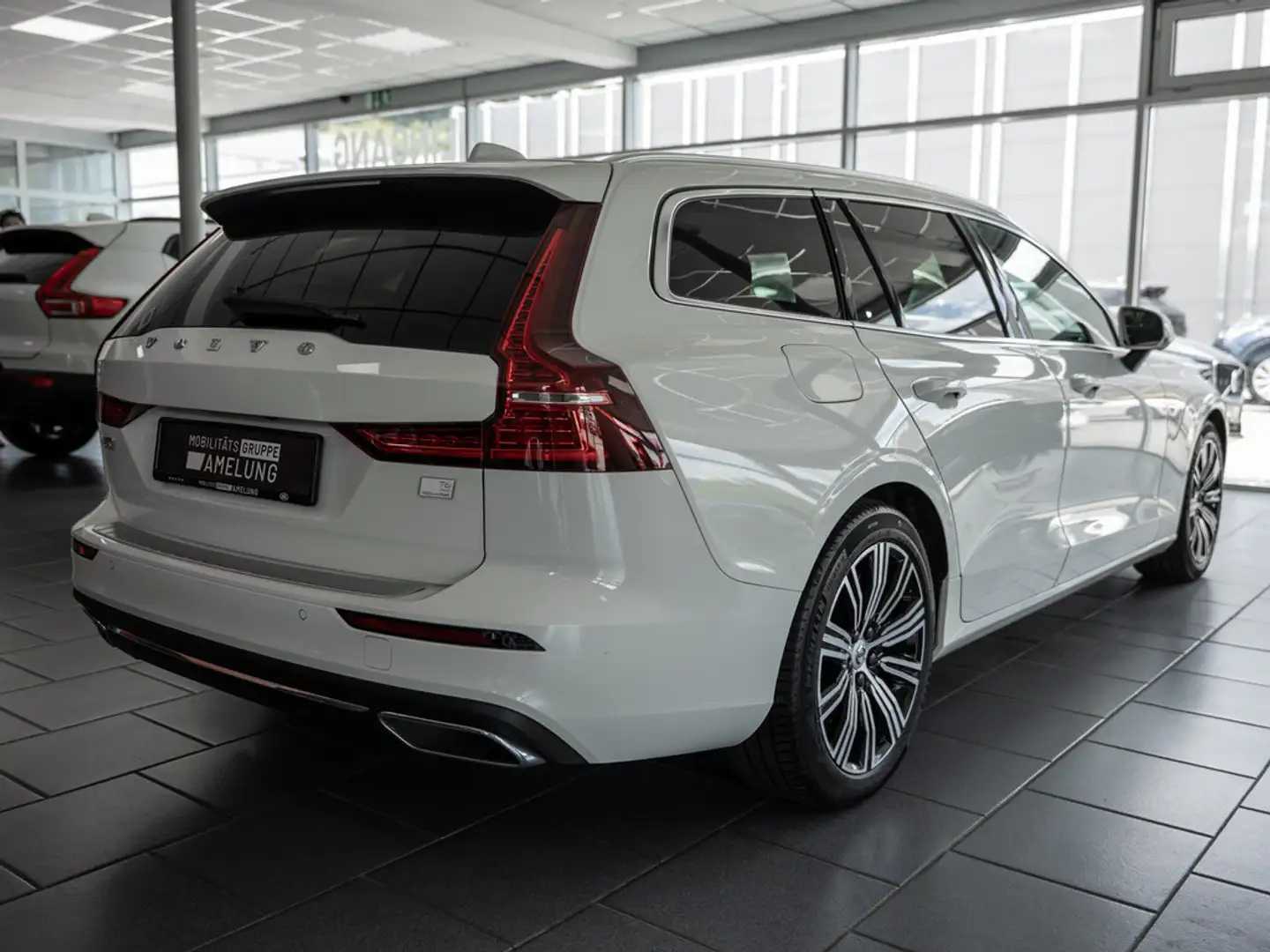 Volvo V60 T6 AWD Plus Bright Recharge Plug-In Hybrid Weiß - 2