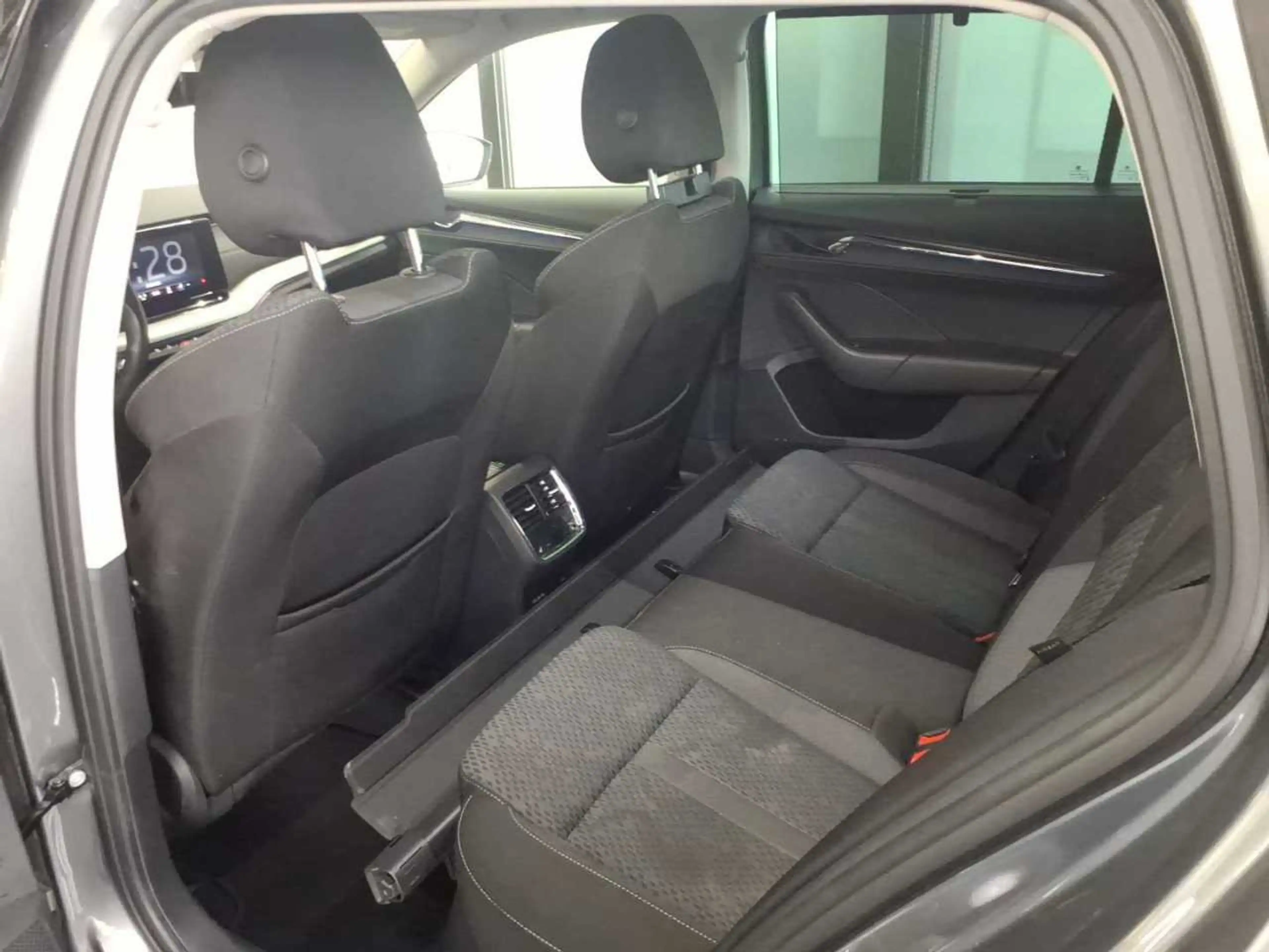 Skoda Octavia Combi Style 2.0 TDI 4x4 AHK, DCC, Stndhz — photo 6