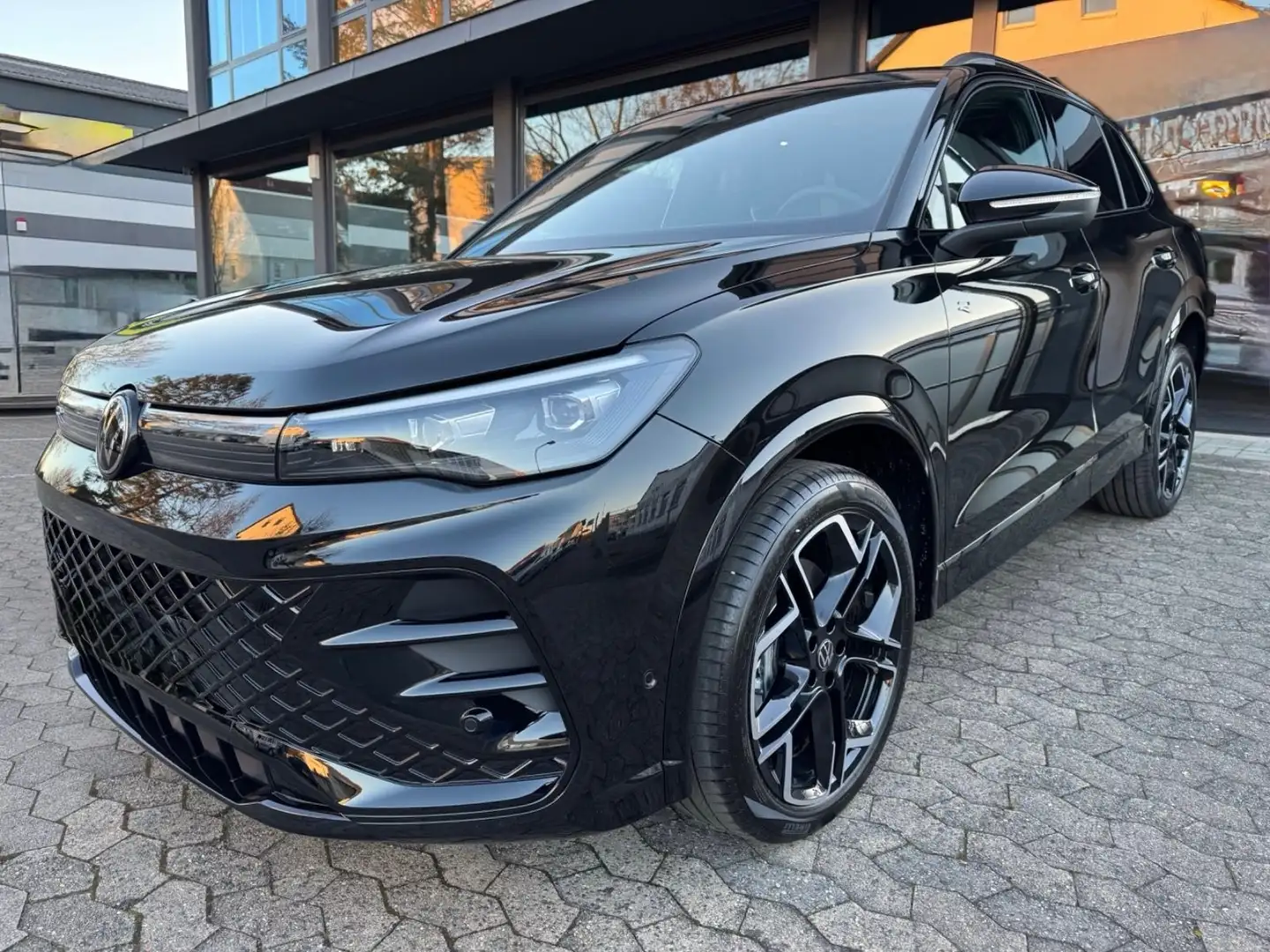 Volkswagen Tiguan NEW MODEL 15 E-TSI DSG R-LINE BLACKP/KEY/TREK-21% Zwart - 1