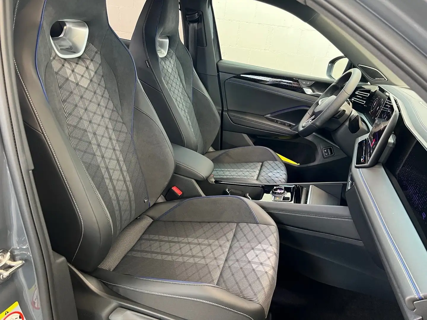 Volkswagen Tiguan NEW MODEL 15 E-TSI DSG R-LINE BLACKP/KEY/TREK-21% Zwart - 2