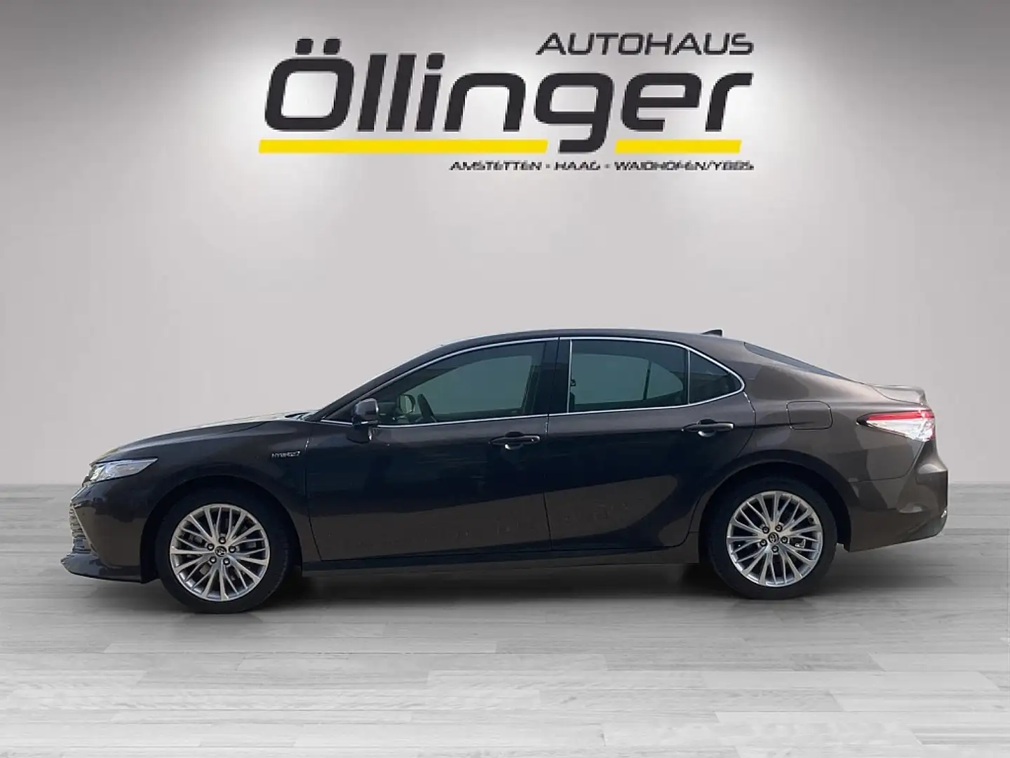 Toyota Camry 2,5 Hybrid Lounge Aut. Hnědá - 2