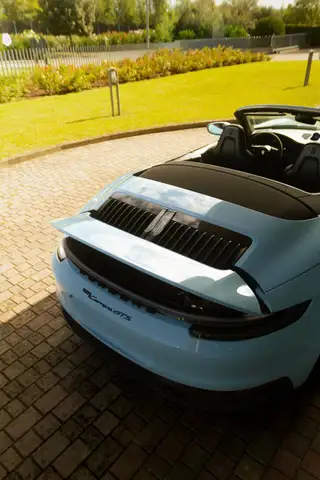 Porsche 911 view 5
