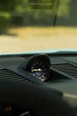 Porsche 911 view 11