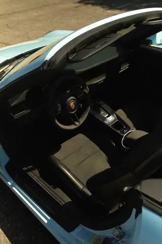 Porsche 911 view 7