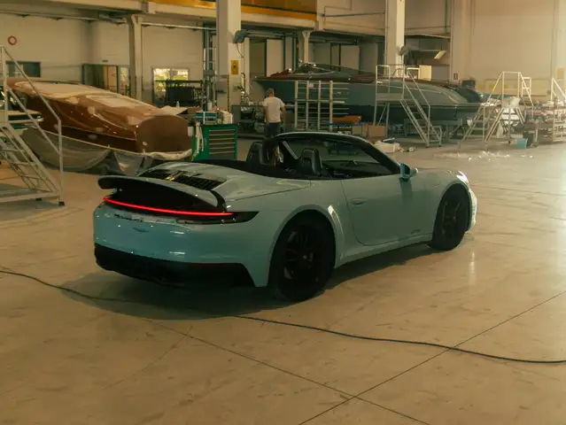 Porsche 911 view 19