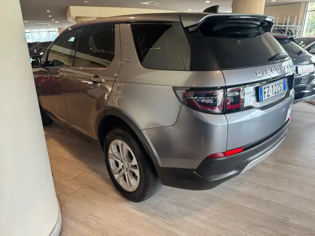 Land Rover Discovery Sport view 2