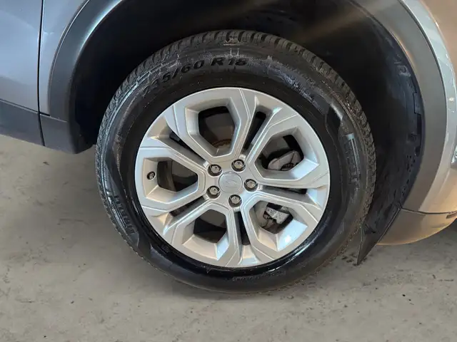 Land Rover Discovery Sport view 7