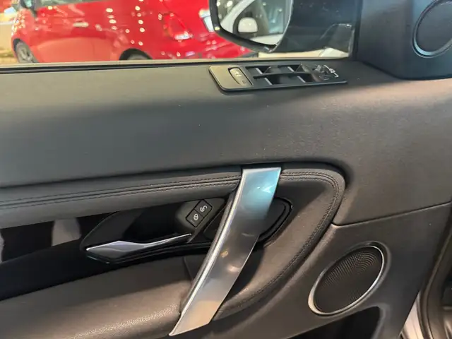 Land Rover Discovery Sport view 9