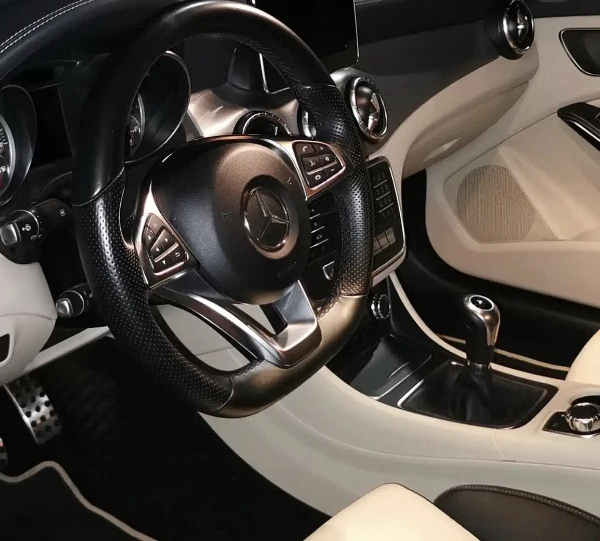 Mercedes-Benz CLA 200 d Sport Activity edition - 1