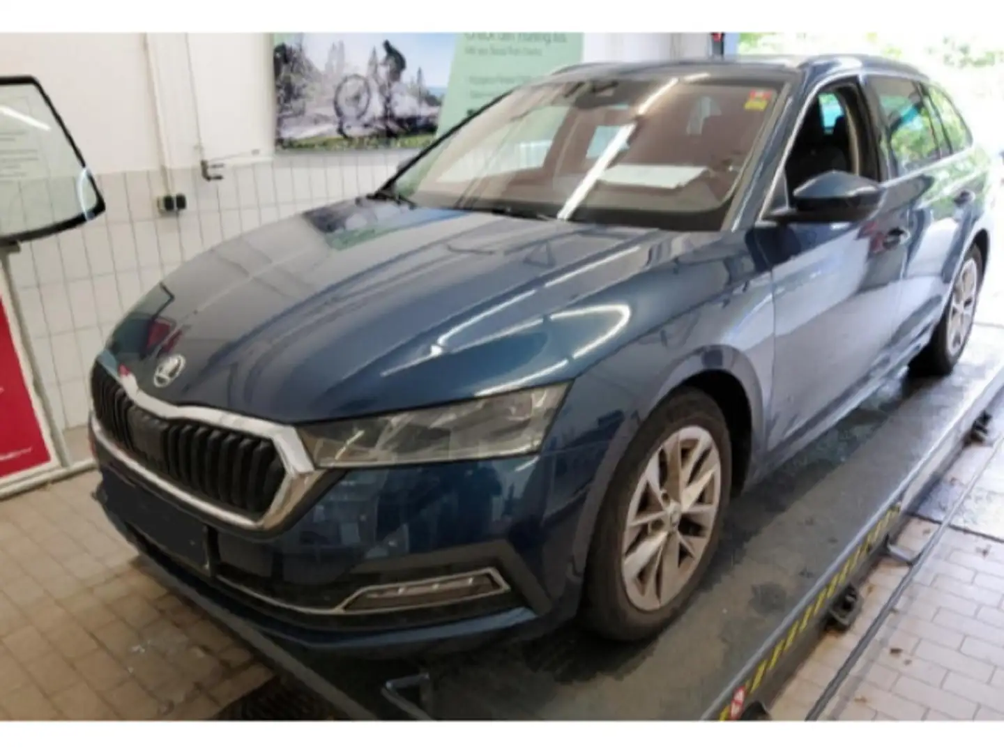 Skoda Octavia Combi 1.5 TSI First Edt AHK Navi Pano Blau - 2