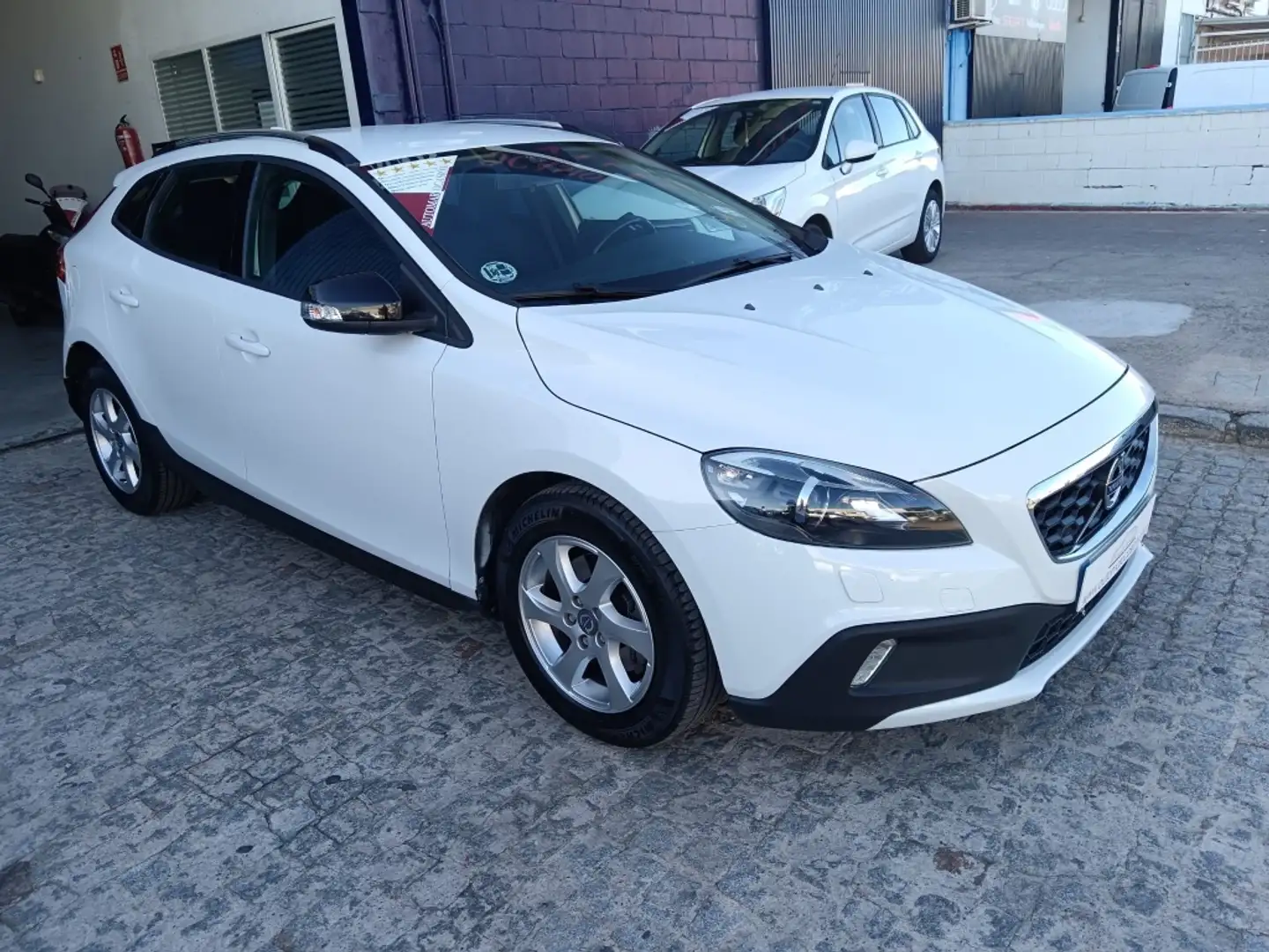Volvo V40 Cross Country D2 Momentum 120 Blanco - 1