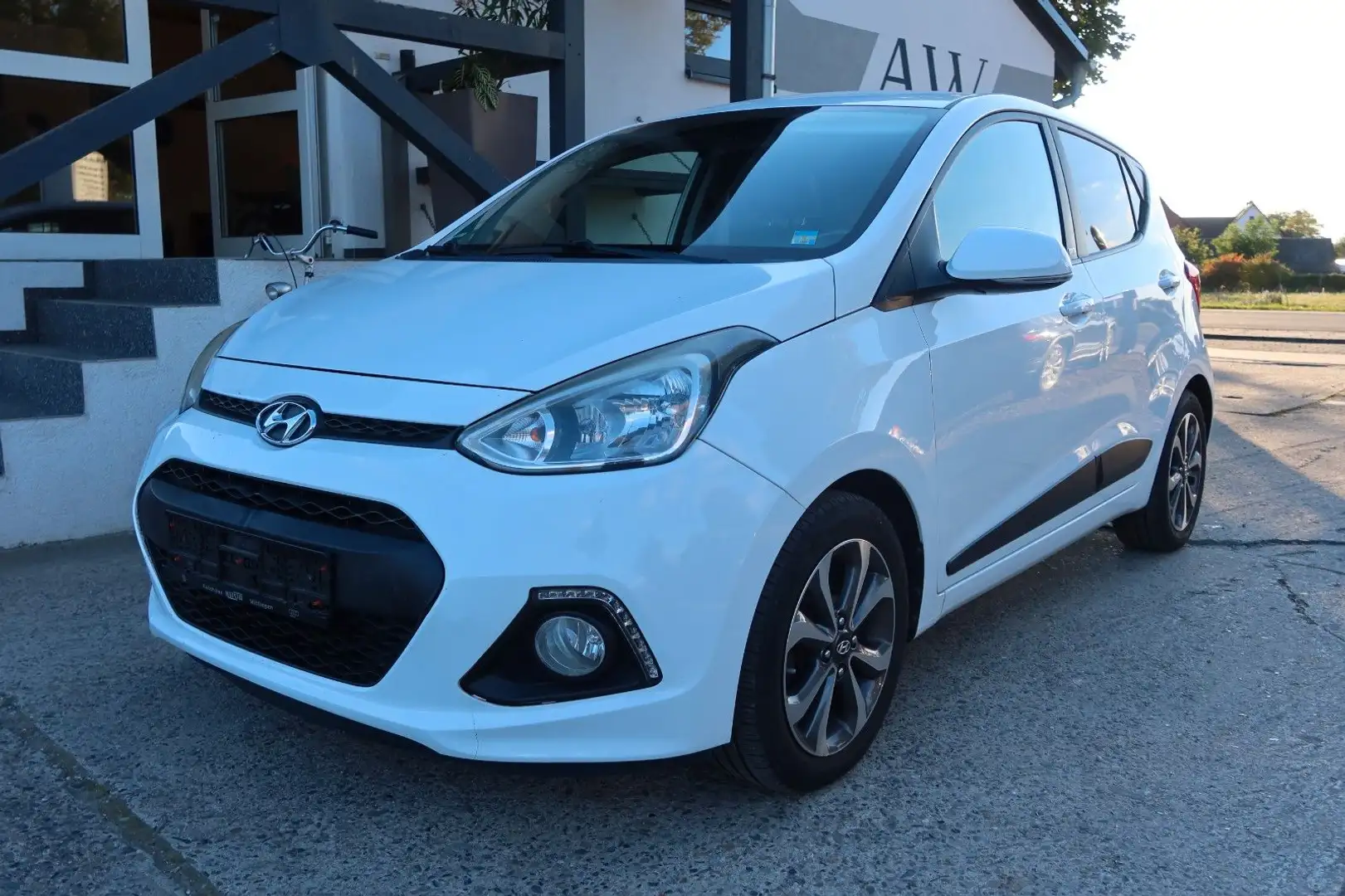 Hyundai i10 Passion|Klimaautomatik|Tempomat|64KW| Weiß - 1
