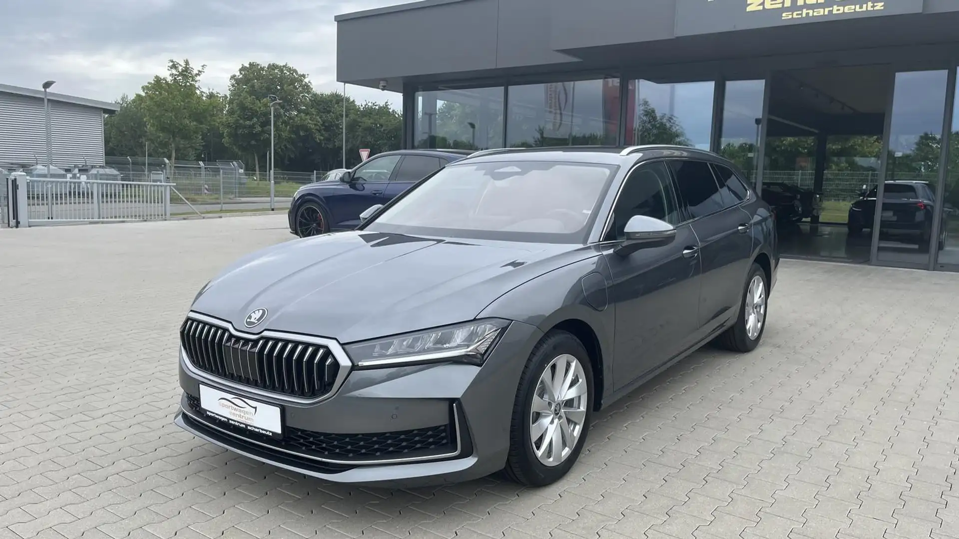 Skoda Superb Combi 1.5 TSI iV 150kW Selection PDC, AHK Grau - 1