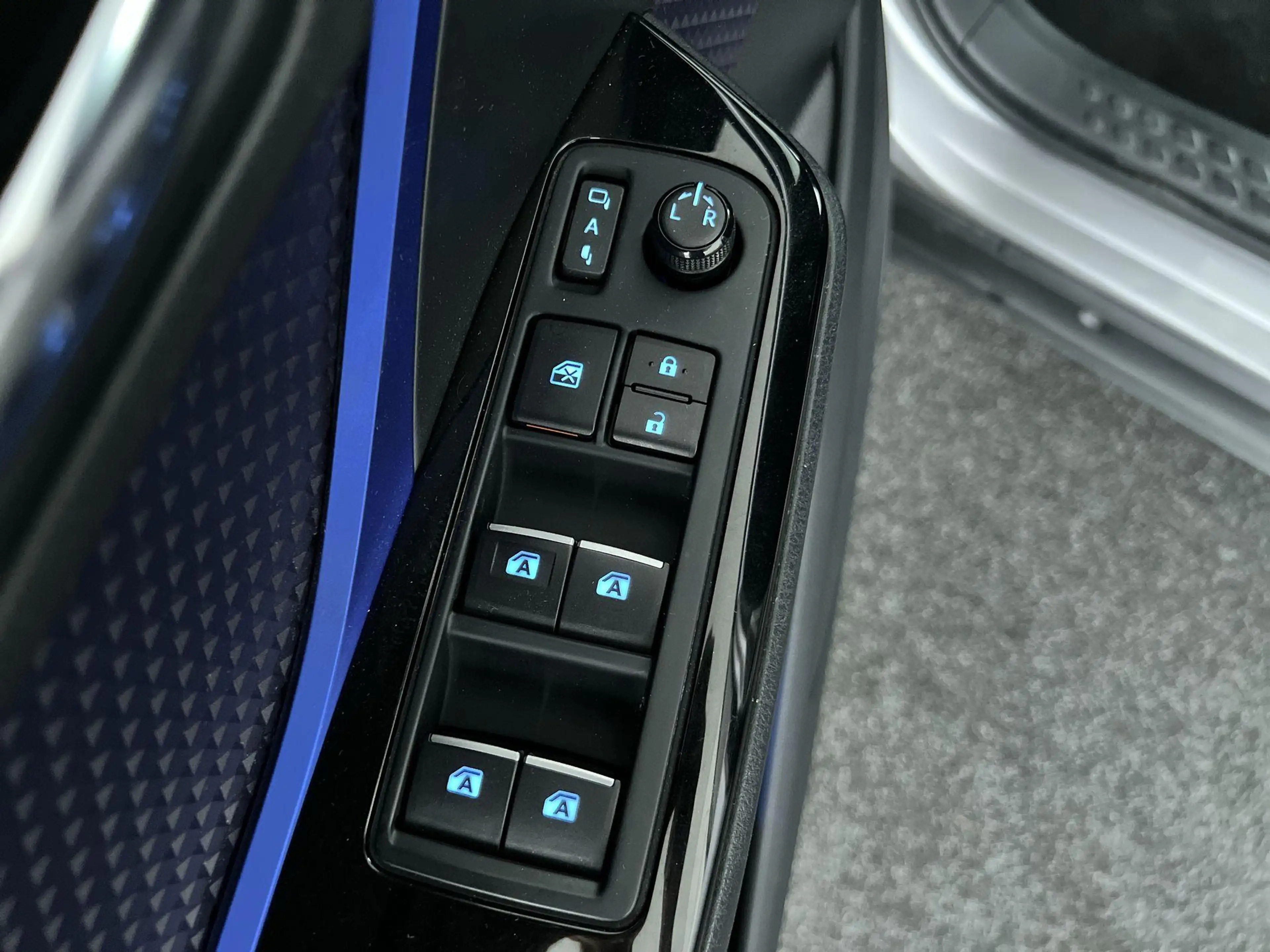 Toyota C-HR 1.8 Hybrid Bi-Tone — photo 12