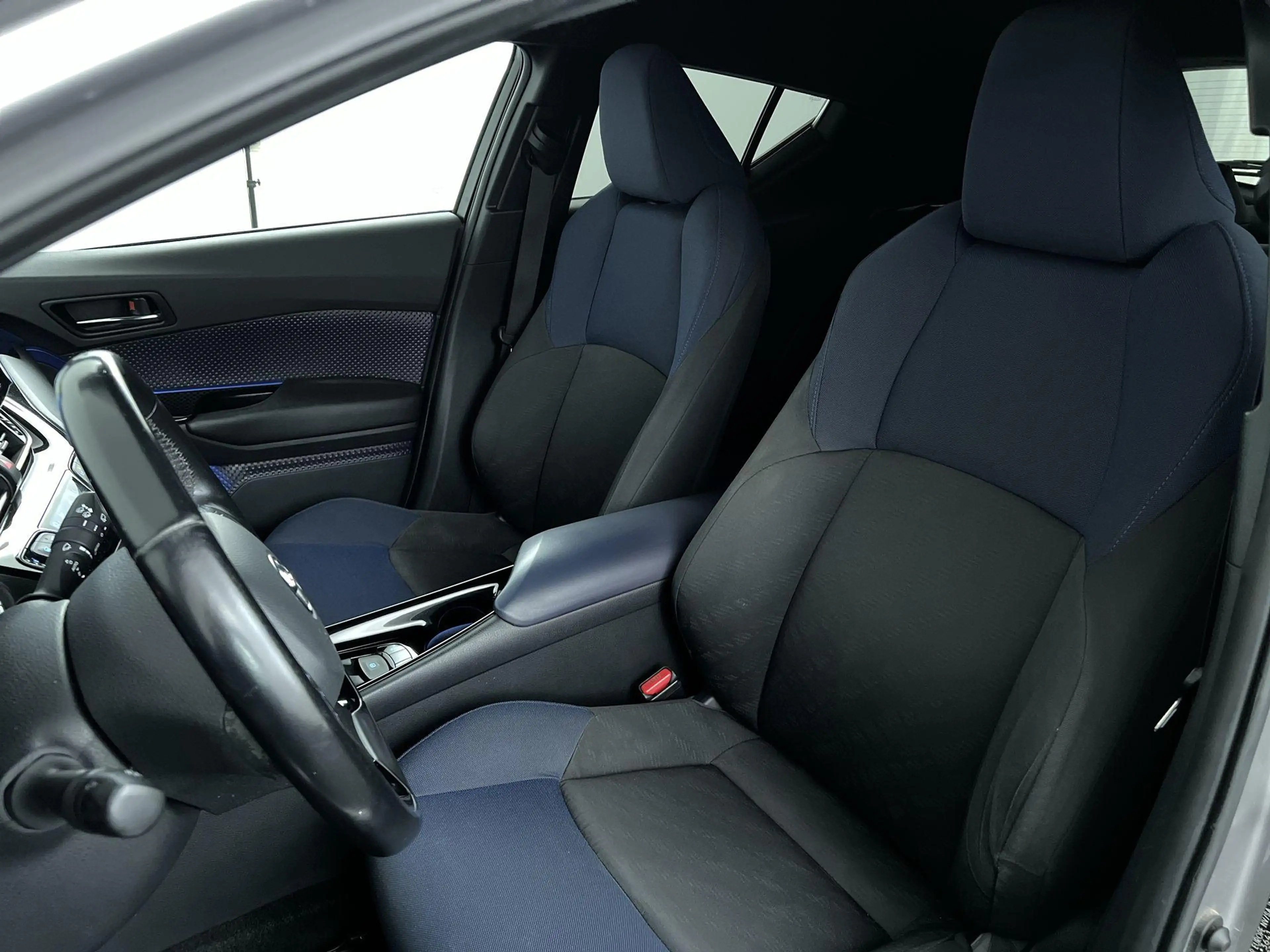 Toyota C-HR 1.8 Hybrid Bi-Tone — photo 11