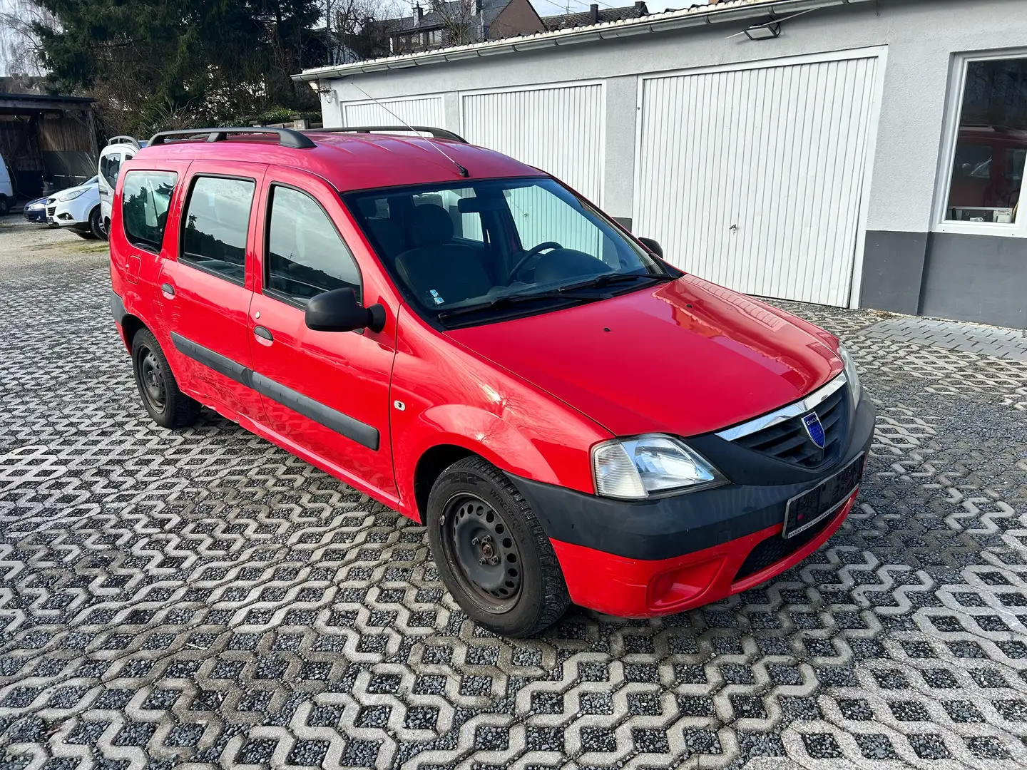 Dacia Logan Basis - 7 Sitzer, Benzin 1.6 Rot - 1