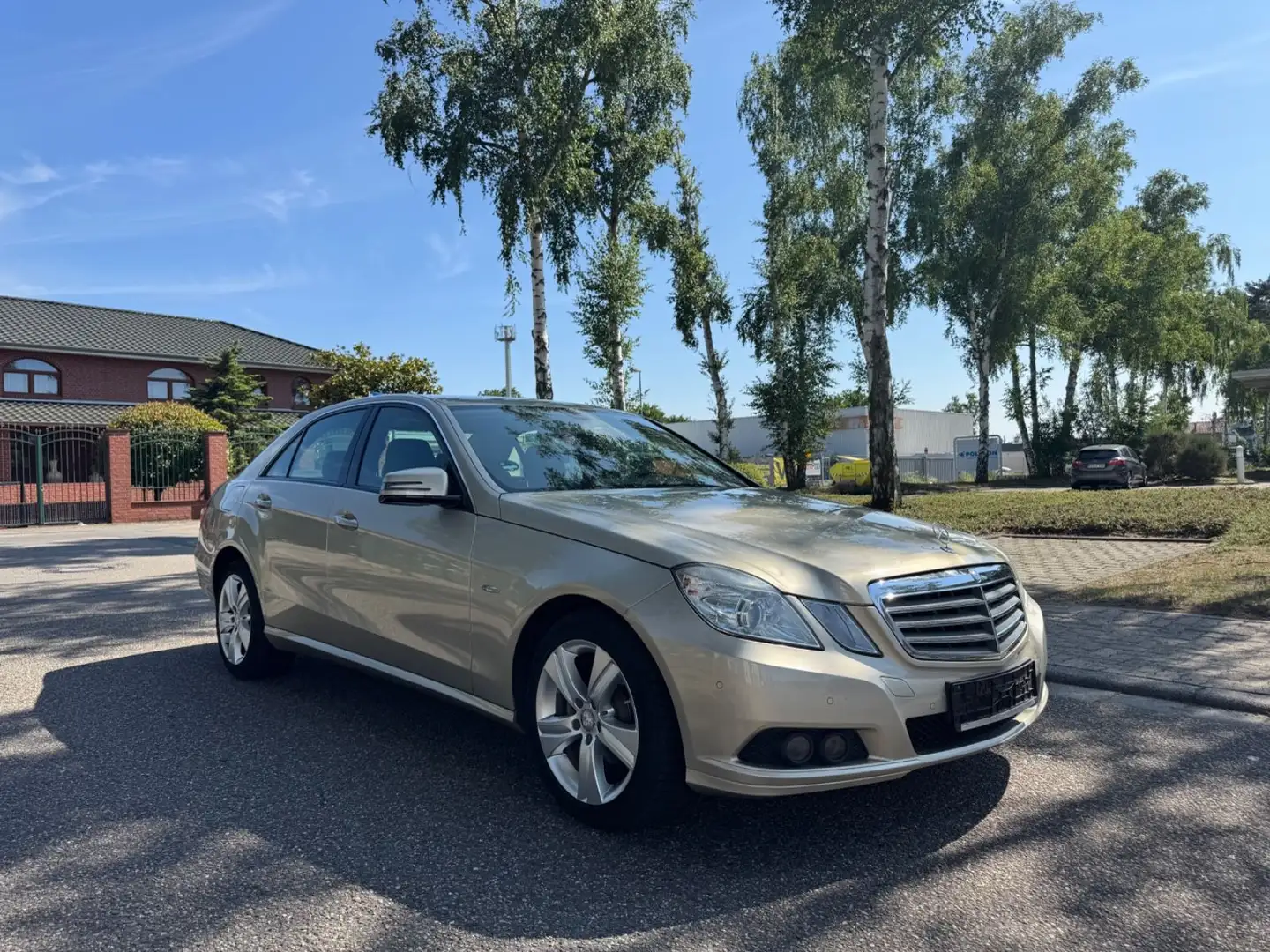 Mercedes-Benz E 220 E -Klasse Lim. E 220 CDI BlueEfficiency Beige - 1