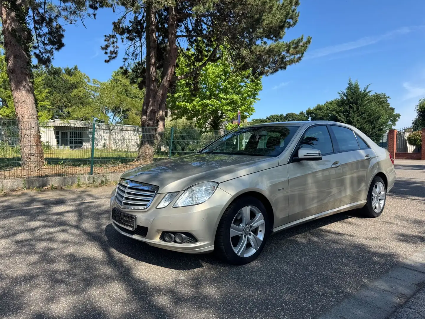 Mercedes-Benz E 220 E -Klasse Lim. E 220 CDI BlueEfficiency Beige - 2