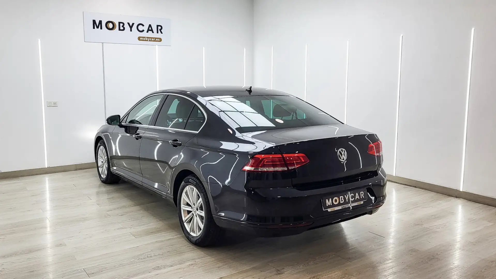 Volkswagen Passat Variant 2.0TDI Advance 110kW Чёрный - 2
