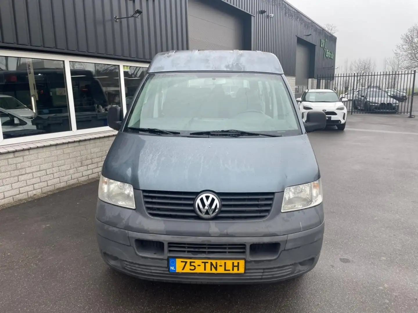 Volkswagen T5 Kombi 9 persoons uitvoering Nwe Distributie + Nwe Koppel Gris - 2