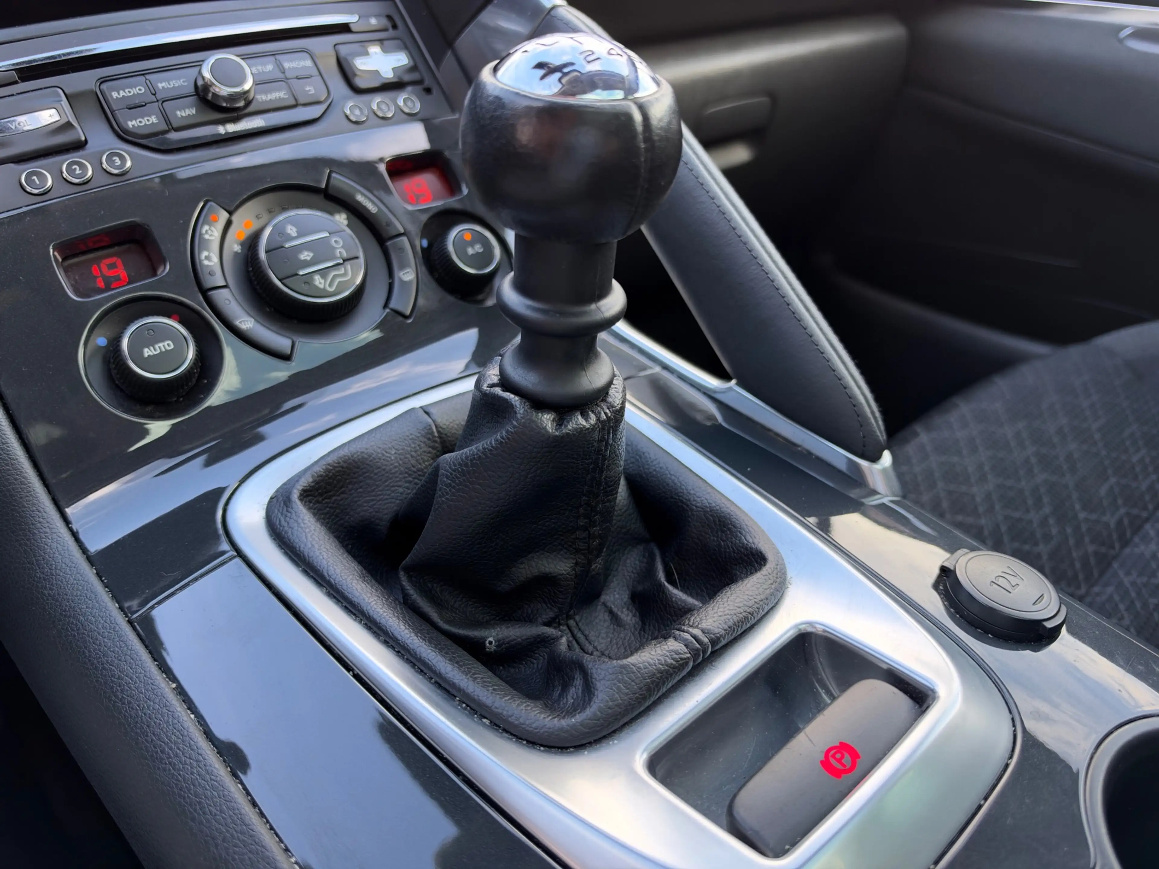 Peugeot 3008 1.2 PureTech Style / Navi / Camera / Pano / PDC / — photo 8
