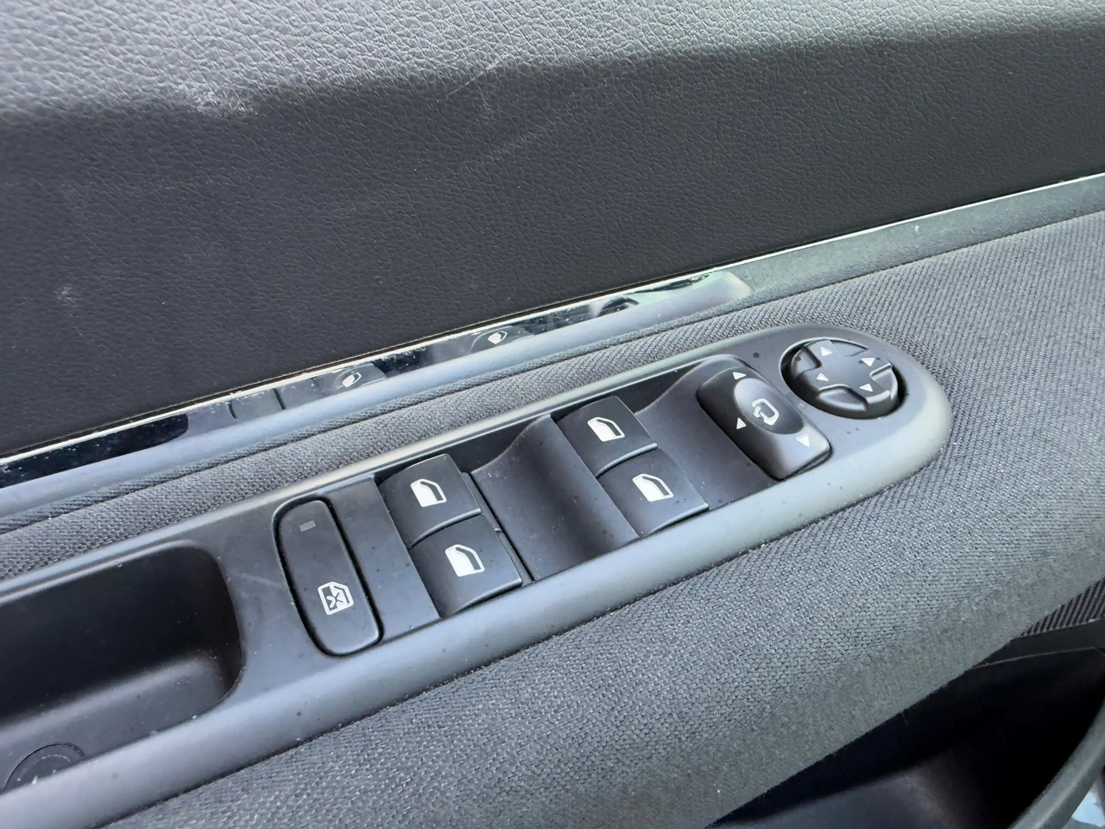 Peugeot 3008 1.2 PureTech Style / Navi / Camera / Pano / PDC / — photo 24