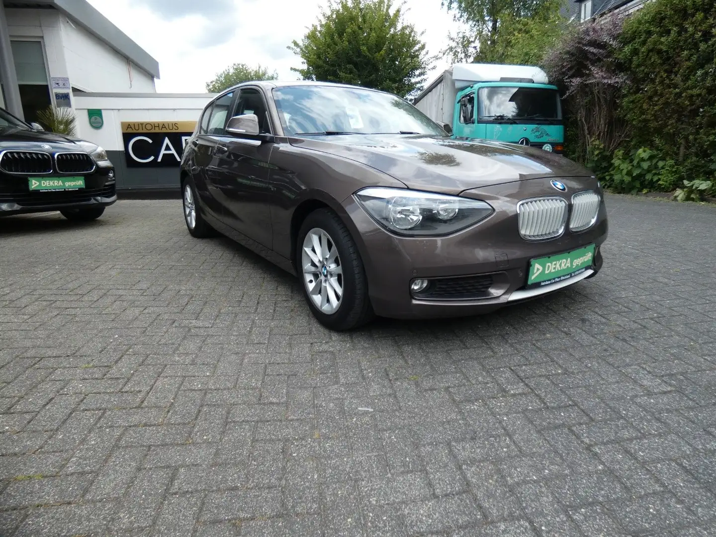 BMW 116 i Urban Line / 1.Hand/Navi/SHZ/PDC/16"Zoll Brun - 1