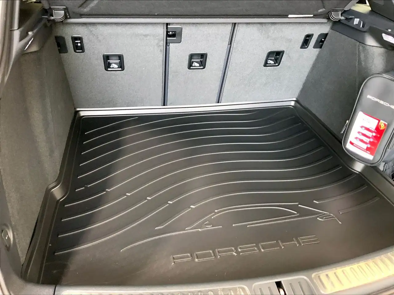 Porsche Macan photo Porsche Macan
