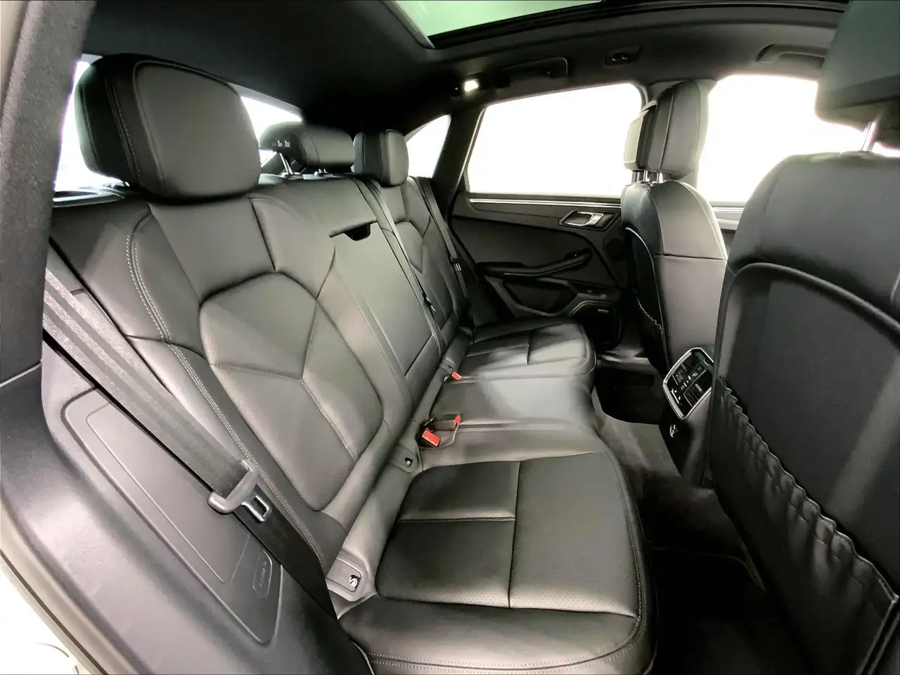 Porsche Macan photo Porsche Macan